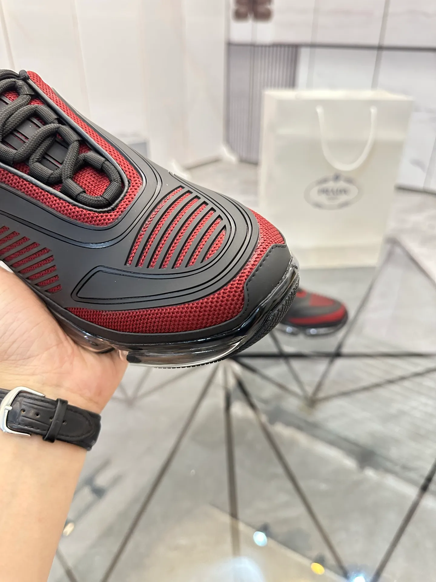 Men's shoes for sale 💰: 💰P660¥ High-end top quality Product trademark: Prada *"Prada*" low-top casual shoes Regular size: 38-45 (can be customized to 46) Product materials: Upper imported from the counter original material, breathable lining, cowhide foot pads, original air cushion outsole. No.: 001